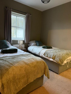 Spacious Contractor House for Families, Groups, and Free Parking